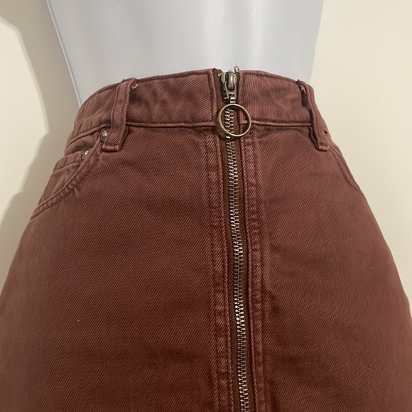 NEW We The Free By Free People Women's Maroon Denim Zip Up Frayed Mini Skirt! - Picture 3 of 6